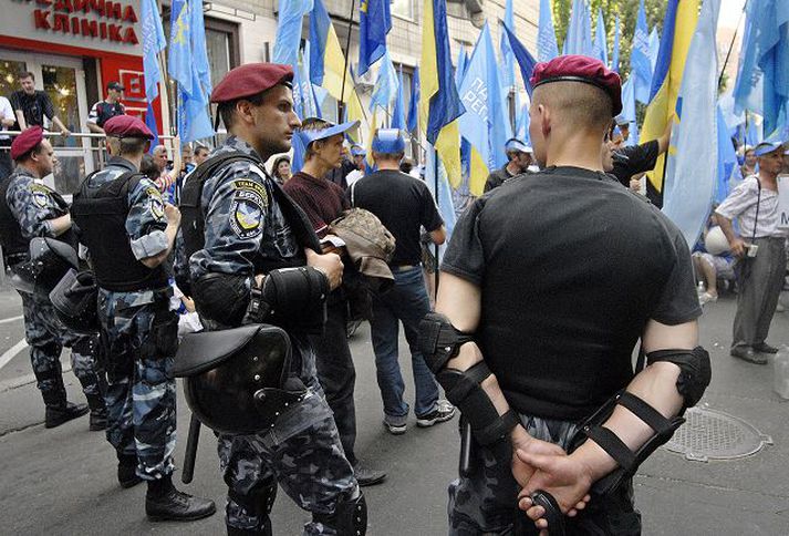 Sérsveitarmenn stóðu vörð við skrifstofu ríkissaksóknara meðan á mótmælum stuðningsmanna Janúkovits stóð í gær.