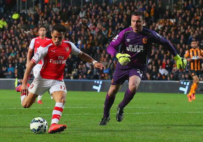 Sánchez skorar annað af tveimur mörkum sínum gegn Hull á mánudaginn.