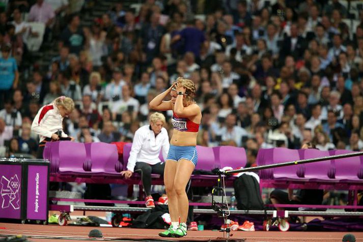 Ásdís Hjálmsdóttir sést hér eftir þriðja og síðasta kastið sitt á Ólympíuleikvanginum í London í gær en þá varð ljóst að hún yrði ekki meðal þeirra átta sem fengu þrjú köst til viðbótar.