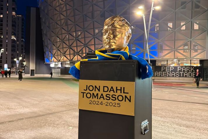 Styttan af Jon Dahl Tomasson fyrir utan þjóðarleikvang Svía.