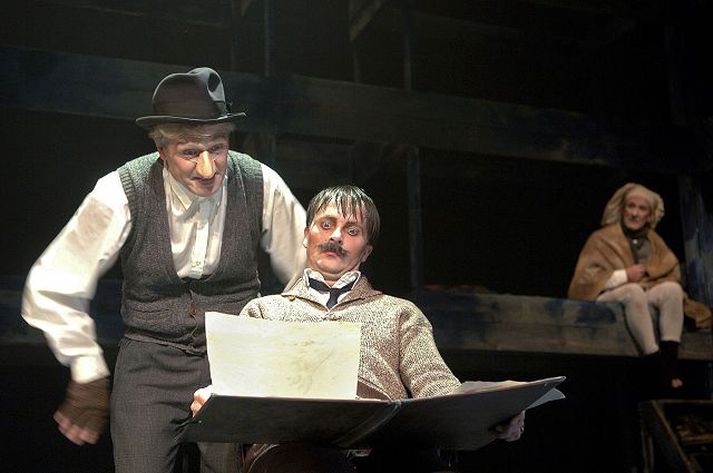 Hitler er viljugur að leysa gyðingavandamálið fyrir  vin sinn
Meinfyndið leikrit um fortíð Hitlers verður frumsýnt í Borgarleikhúsinu í kvöld.
mynd/borgarleikhúsið