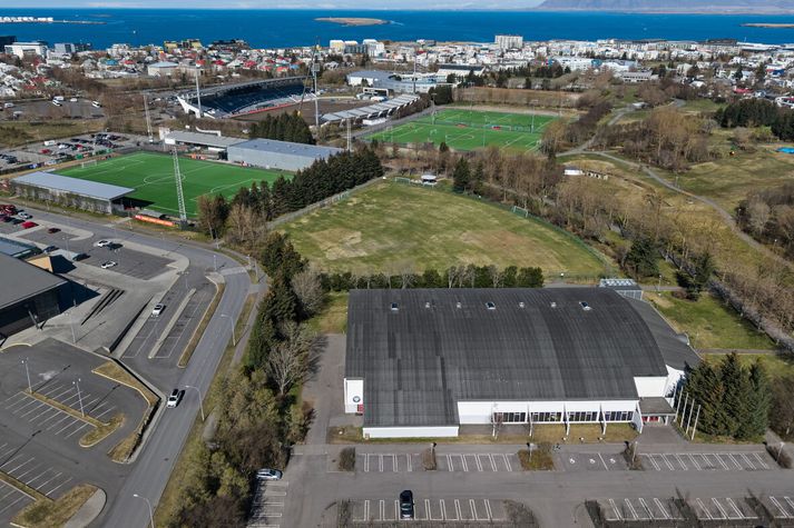 Þríhyrningurinn svokallaði í Laugardal, á milli Þróttaravallar og skautahallar Reykjavíkur.