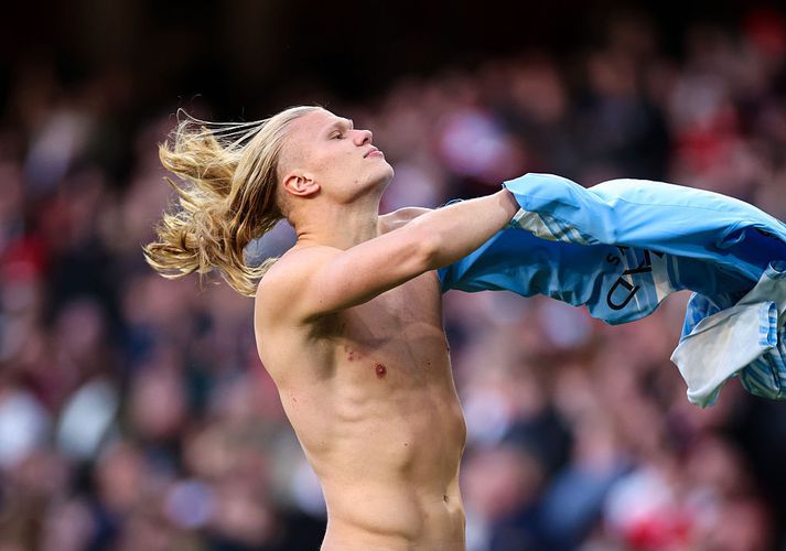 Erling Haaland afklæddist eftir slaginn við Arsenal í gær.