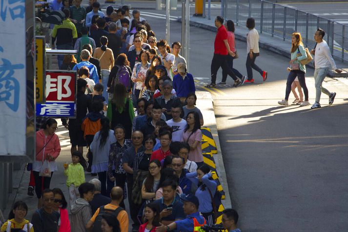 Langar raðir hafa myndast við kjörstaði í Hong Kong í  dag.