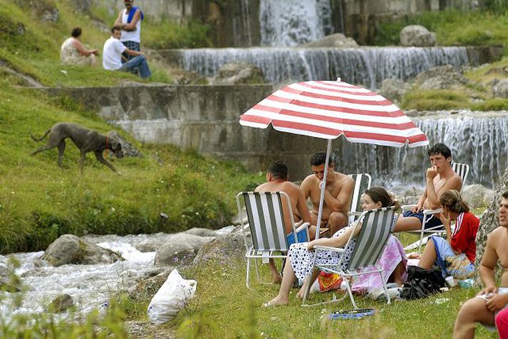 Heldur kaldara er við árbakkana og hægt að skvetta á sig vatni ef þörf krefur. fréttablaðið/AP