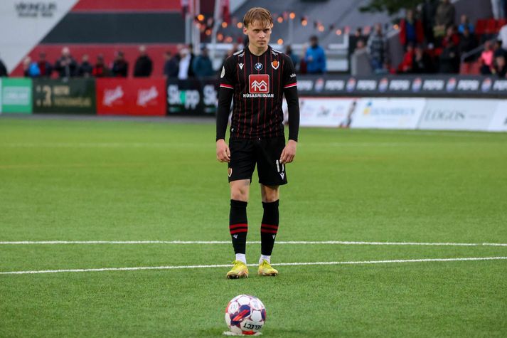 Ari Sigurpálsson að taka fimmta víti Víkings