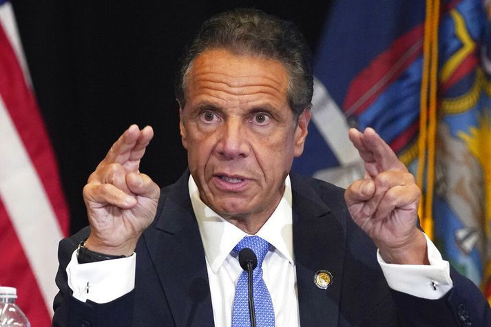 Andrew Cuomo á í vök að verjast vegna ásakana um kynferðislega áreitni og mistök sem leiddu til fjölda dauðsfalla á hjúkrunarheimilum í kórónuveirufaraldrinum.