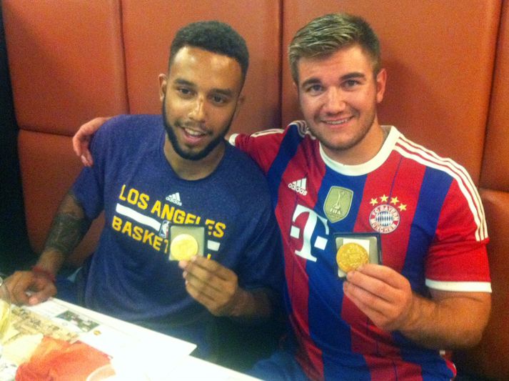 Anthony Sadler og Alek Skarlatos með medalíur sínar fyrir hetjudáðina.