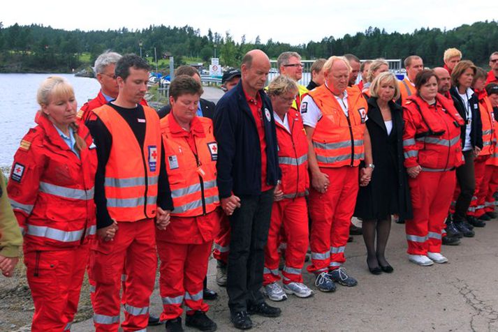 Heilbrigðisráðherra Noregs og björgunarsveitarmenn minntust fórnarlamba árásanna í Útey og Osló skammt frá Útey sl. mánudag.