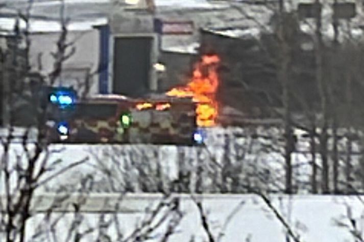 Einn slökkviliðsbíll er á vettavangi.