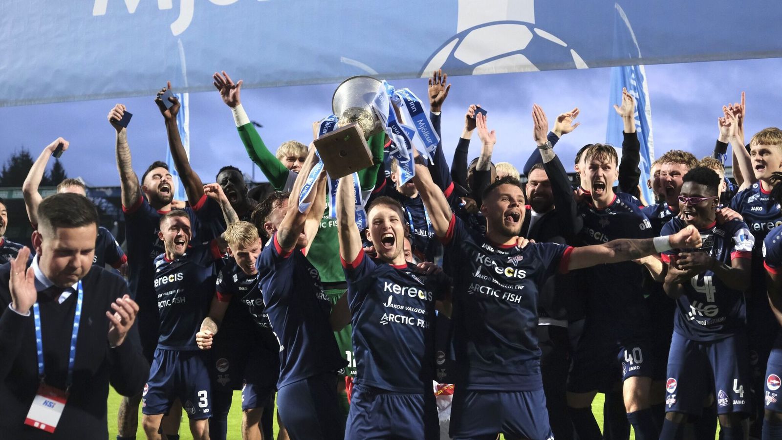 Bikar­meistararnir á­fram eftir danskt sigur­mark í lokin