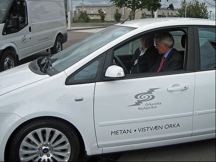 Hjörleifur B. Kvaran, forstjóri Orkuveitunnar og Egill Jóhannsson, forstjóri Brimborgar í einum hinna nýju metanbíla.