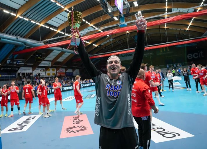 Sigurjón Guðmundsson sá um að verja mark Kolstad í úrslitakeppninni og fagnaði titlinum vel.