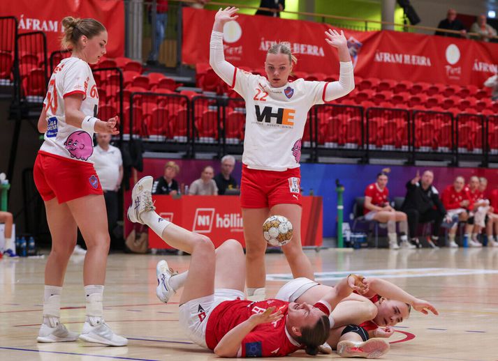 Alexandra Líf Arnarsdóttir er í lykilhlutverki hjá Haukum, jafnt í vörn og sókn.