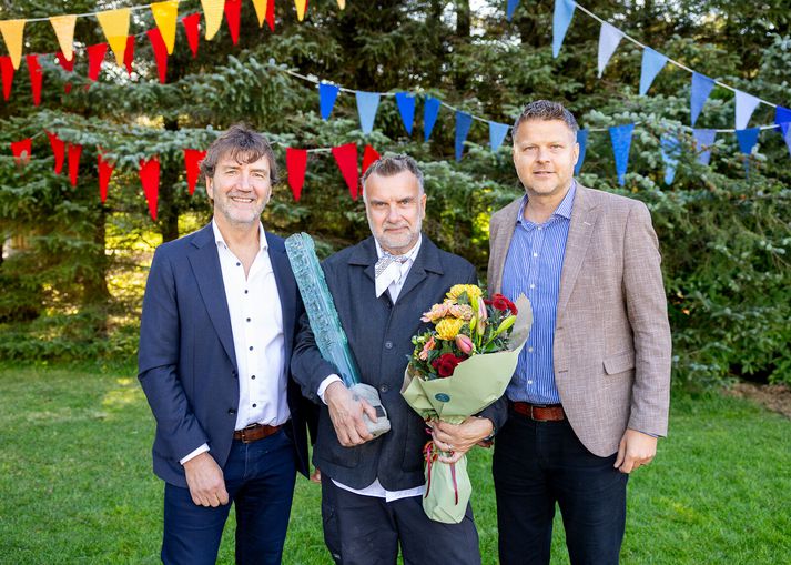Valdimar Breiðfjörð Birgisson, formaður menningar-, íþrótta- og lýðheilsunefndar, Jakob Smári Magnússon bæjarlistamaður og Hilmar Gunnarsson, bæjarstjóri Mosfellsbæjar.