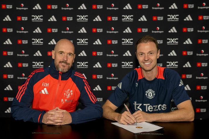 Erik Ten Hag og Johnny Evans þegar sá síðarnefndi skrifaði undir nýjan samning á dögunum