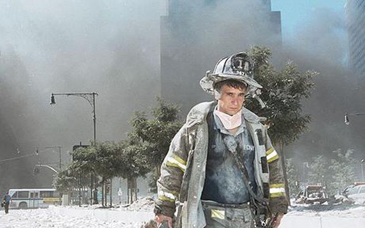 Björgunarmaður veður rykmökk á Manhattan 11. september 2001.