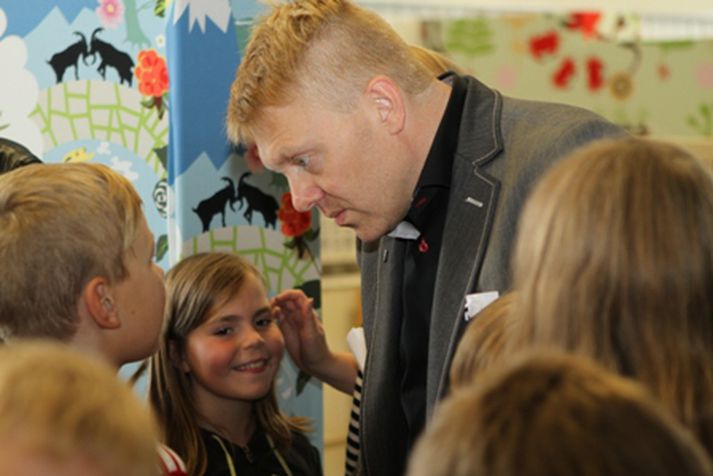Jón Gnarr borgarstjóri við afhendingu verðlaunanna í dag.