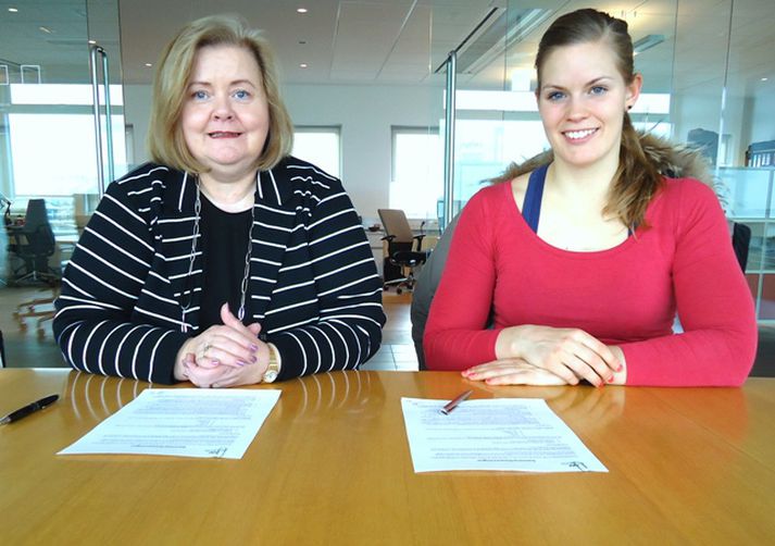 Ásdís og Guðbjörg Edda Eggertsdóttir, forstjóri Actavis, eru hér við undirskriftina.