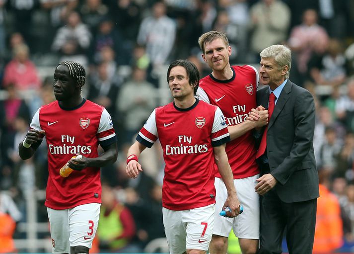 Wenger og strákarnir fögnuðu fjórða sætinu vel í dag.