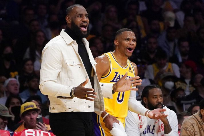 LeBron James var í borgaralegum klæðum á bekknum hjá LA Lakers í gærkvöld en ekki er alveg ljóst hve lengi hann verður frá keppni. Meiðslin munu þó vera minni háttar.