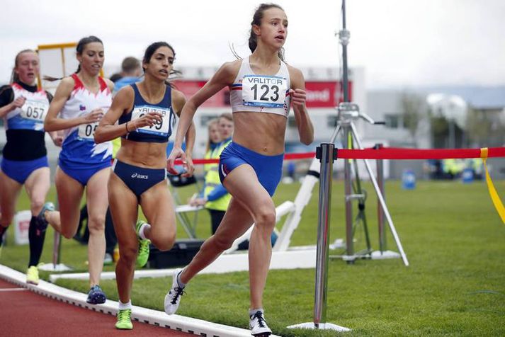 Aníta Hinriksdóttir í 1500 m hlaupinu í dag.