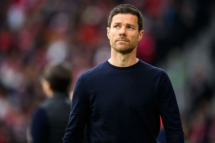 Xabi Alonso tekur við Real Madrid og skrifar undir samning til þriggja ára.