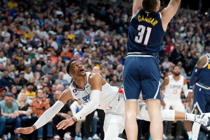 Russell Westbrook og Vlatko Cancar kljást í leik Clippers og Nuggets í vetur. Þeir verða væntanlega liðsfélagar næsta vetur en Cancar skrifaði undir nýjan samning við Nuggets 9. júlí