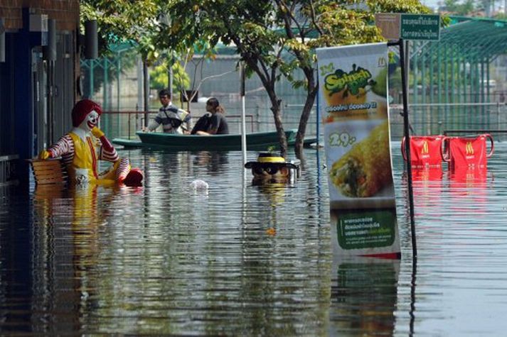 Nú þegar hefur flætt í nokkrum hverfum Bangkok.