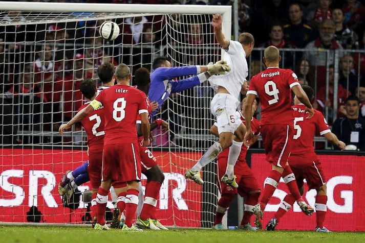 Hangeland (í hvítri treyju) tryggir Norðmönnum stigið í Bern.