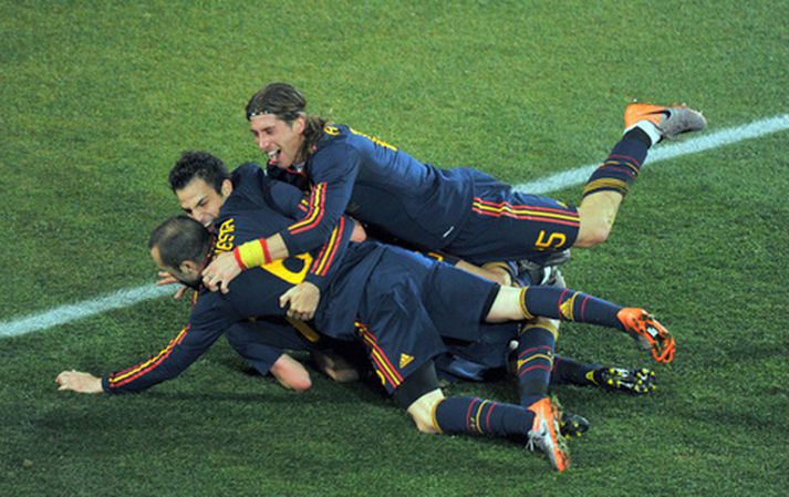 Spánverjar fagna marki David Villa í kvöld.