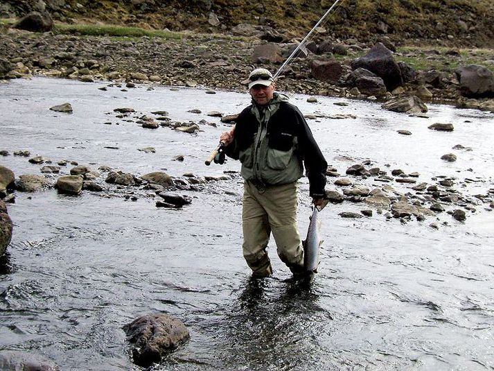 Íslenskur bændur eru sagðir geta selt allan þann lax sem þeir koma höndum yfir á síhækkandi verði og stangaveiðimönnum líst ekki á blikuna.FRéttablaðið/Úr einkasafni