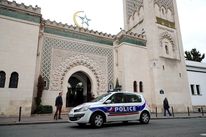 Lögreglubíll við Moskuna miklu í París í morgun.