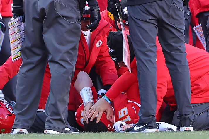 Patrick Mahomes heldur um höfuð sér eftir að hann meiddist. Hann gerði sér grein fyrir því að þetta væru alvarleg meiðsli.
