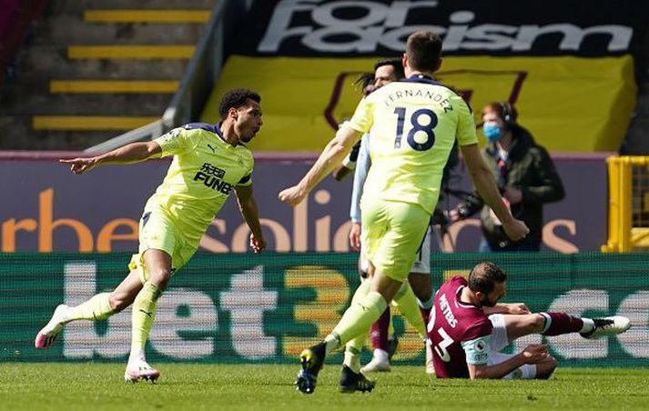 Jacob Murphy fagnar jöfnunarmarkinu á Turf Moor í dag.
