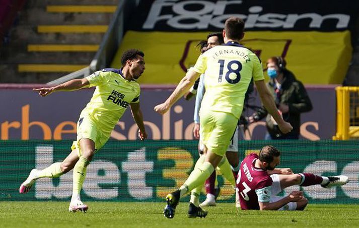 Jacob Murphy fagnar jöfnunarmarkinu á Turf Moor í dag.