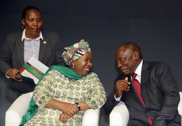Nkosazana Dlamini-Zuma og Cyril Ramaphosa ræða saman. Myndin er tekin árið 2015.