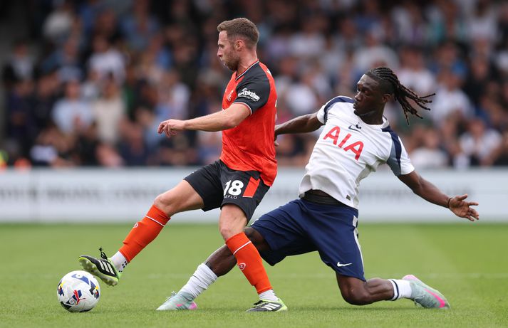Yves Bissouma í baráttunni í leik Tottenham gegn Luton í dag.