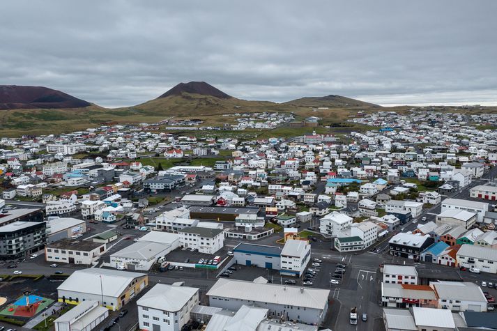 Landsnet vinnur nú í nánu samstarfi við bæjaryfirvöld og almannavarnir í Vestmannaeyjum.  Viðbragðsáætlanir hafa verið virkjaðar og undirbúningur fyrir viðgerð er hafinn.