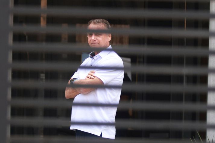 Jair Bolsonaro fyrir utan heimili sitt í dag.