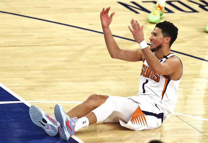 Devin Booker fórnar höndum í leiknum gegn New York Knicks í gærkvöld þar sem Phoenix Suns höfðu þó að lokum betur.