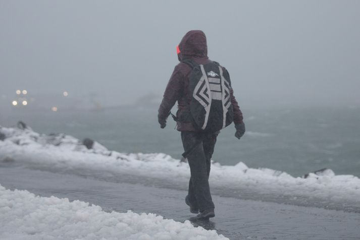 Spáð er snjókoma eða éljum á landinu norðanverðu.