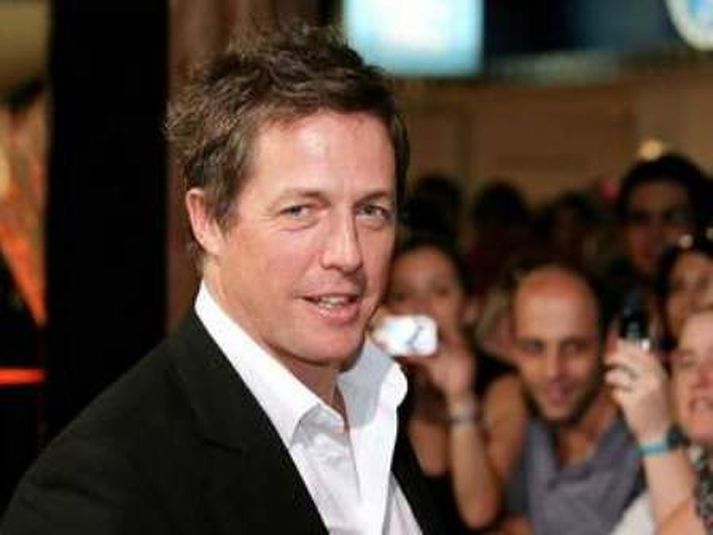 Hugh Grant bauð nemendum Oxford-skólans upp á drykk.