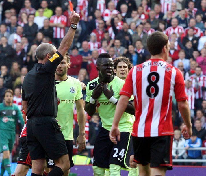 Tiote fær hér að líta rauða spjaldið gegn Sunderland.