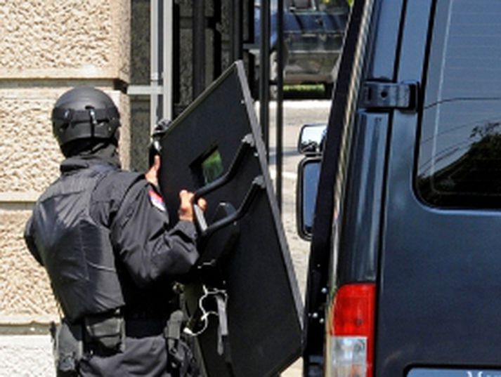 Lögreglumenn voru við öllu búnir fyrir framan skrifstofur Borisar Tadic Serbíuforseta í dag. Mynd/ AFP.