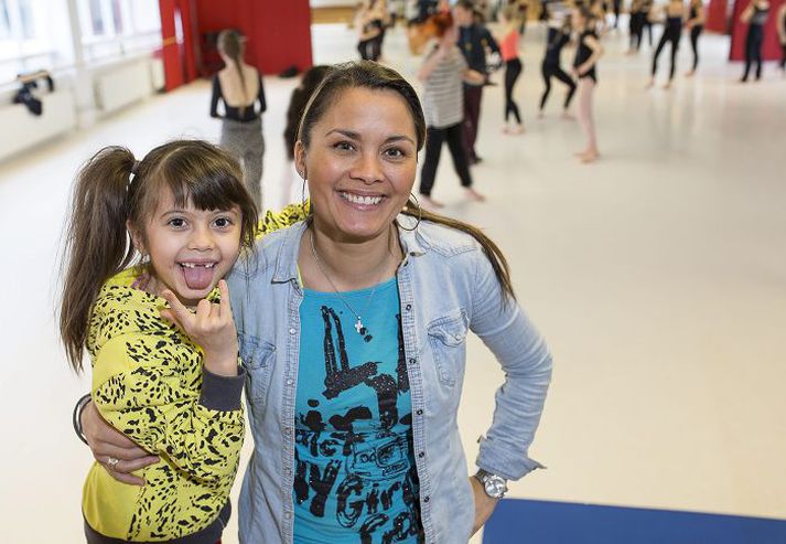 Nanna Ósk Jónsdóttir ásamt dóttur sinni Maríu Kristínu L. Jónsdóttur, 6 ára, í DanceCenter Reykjavík.