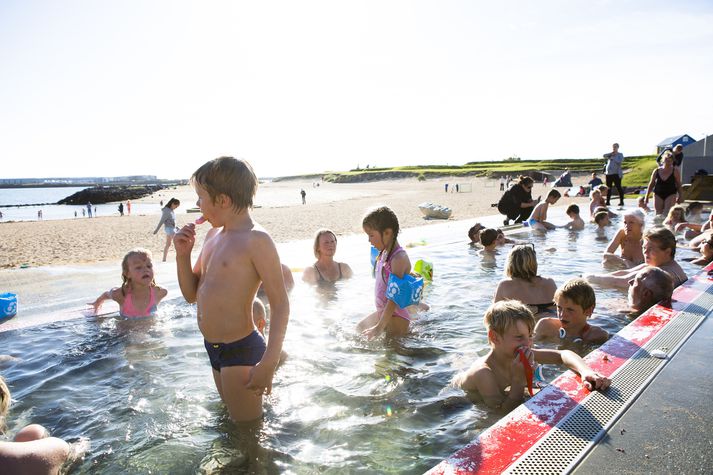 Ylströndin Nauthólsvík og gestir þar.