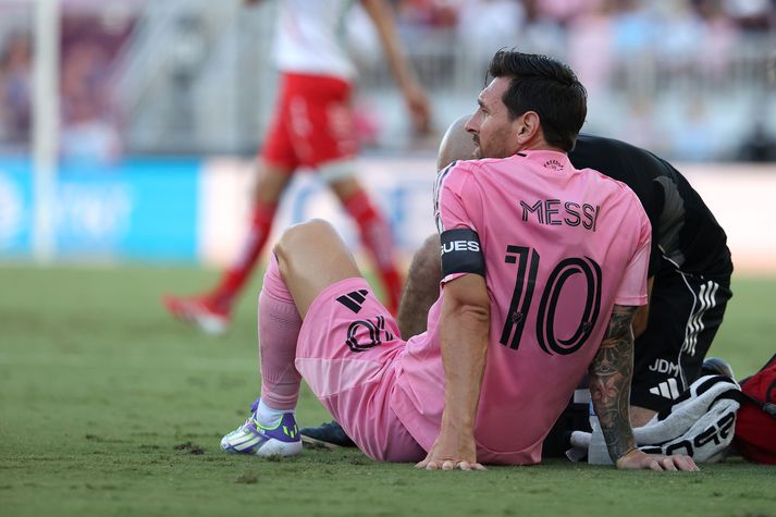 Messi fann til aftan í læri og gat ekki haldið leik áfram. 