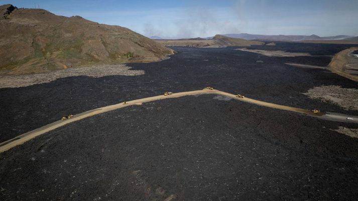 Hraunspýjur náðu að teygja sig upp yfir þá varnargarða sem þegar eru til staðar áður en að eldgosinu lauk.
