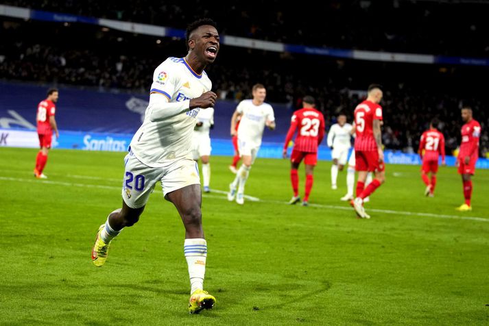 Vinicius Junior fagnar sigurmarki sínu fyrir Real Madrid á móti Sevilla í gær.